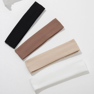 Set mit vier gerippten elastischen Sportstirnbändern in Schwarz, Braun, Beige und Weiß