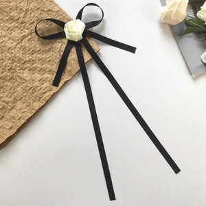Barrette à cheveux avec nœud en ruban noir et rose crème pour un style doux de fille