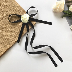 Barrette à cheveux élégante en ruban de satin noir avec une rose en soie crème délicate