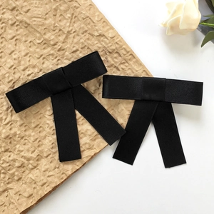Elegante coppia di fermagli per capelli con fiocchi in raso nero e nastri lunghi