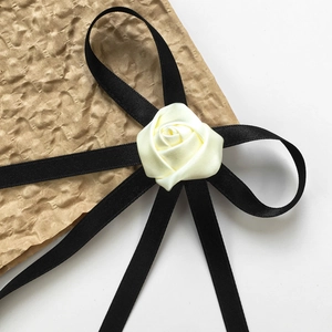Barrette à cheveux rose en soie crème avec de longs rubans en satin noir