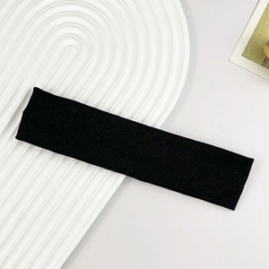 Nahaufnahme des schwarzen gerippten Sport-Stirnbands auf weißem strukturiertem Grund