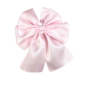 Pince à cheveux élégante en satin rose pâle avec une finition soyeuse et brillante