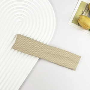 Nahaufnahme von geripptem elastischem Sport-Stirnband in Beige mit weicher Baumwollstruktur