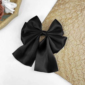 Barrette à nœud papillon géant en satin noir élégant avec finition soyeuse pour femmes