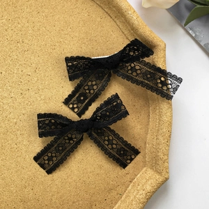 Elegante coppia di fermagli per capelli in pizzo nero con motivi floreali da donna
