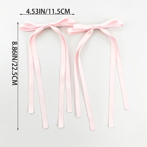 Vue détaillée montrant les dimensions des barrettes à nœud en satin rose à rubans