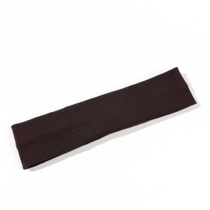 Detailansicht der dunkelbraunen Strickstruktur auf dem elastischen Sport-Stirnband