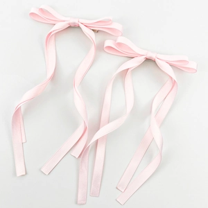 Paire de barrettes à cheveux en soie rose clair avec de longs rubans élégants pour femmes