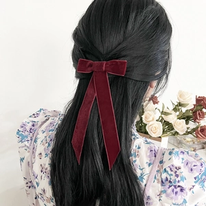 Pince à cheveux élégante en velours bordeaux avec long ruban vue arrière sur modèle