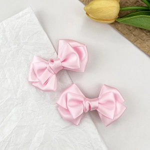 Barrettes à cheveux en satin rose élégantes pour femmes avec texture soyeuse et brillante
