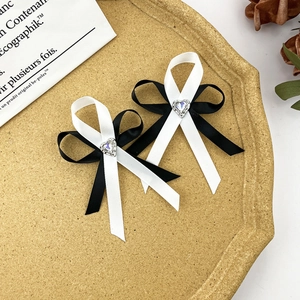 Barrette à cheveux avec nœud en ruban noir et blanc et cristal étincelant en forme de cœur