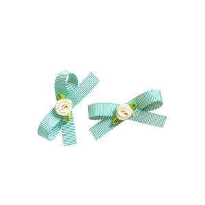 Lot de deux pinces à cheveux en ruban gros-grain menthe avec petites roses en tissu