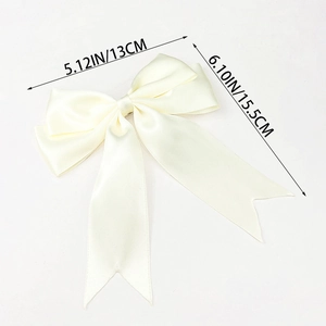 Détail d'un nœud papillon en satin crème avec rubans et dimensions de taille précises