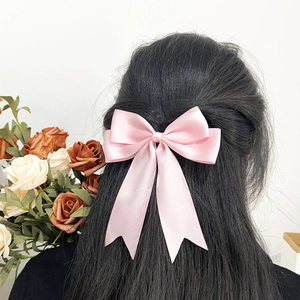 Barrette à cheveux en satin rose avec longs rubans élégants pour femmes