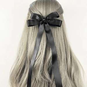 Pince à cheveux élégante en satin noir avec longs rubans pour femmes sur cheveux