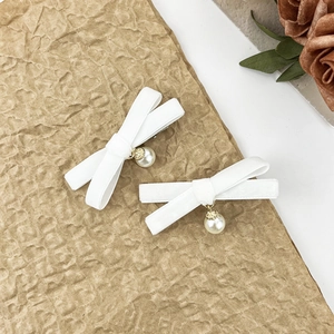Élégant lot de barrettes nœuds blancs en velours avec pendentifs perles et doré
