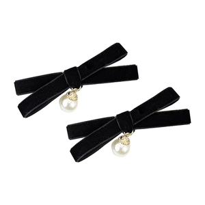 Paire de barrettes à cheveux en velours noir avec accents dorés et perles blanches