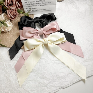 Barrettes à cheveux élégantes en satin noir, rose et crème avec de longs rubans fluides