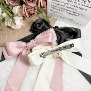 Barrette à cheveux élégante en satin avec grands nœuds noirs, roses et blancs