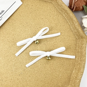 Paio di graziose mollette a fiocco bianco con campanelli dorati in stile coreano chic