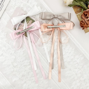 Barrette à cheveux élégante en satin avec longs rubans en blanc rose et gris