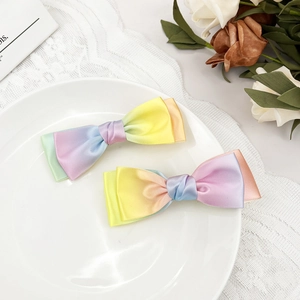 Paire de barrettes à cheveux en satin dégradé arc-en-ciel avec double nœud élégant