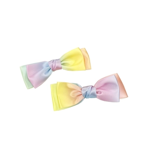 Paire de barrettes à nœuds satinés dégradés arc-en-ciel aux couleurs macaron