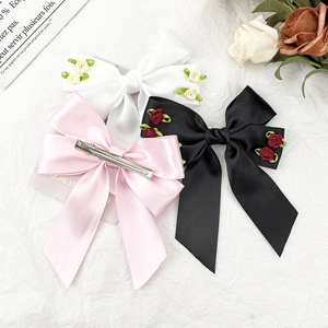 Eleganti fermagli per capelli in raso con rose nei colori bianco, rosa e nero