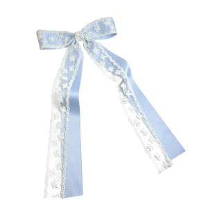 Nœud à cheveux en satin bleu clair avec dentelle blanche et longs rubans élégants