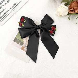 Fermaglio per capelli in raso nero con rose rosse ricamate e lunghi nastri di seta