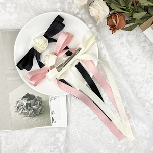 Barrettes à cheveux élégantes en satin avec roses et longs glands en noir, rose et crème
