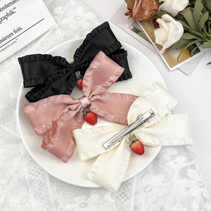Barrettes à cheveux nœud fraise élégantes avec bords à volants en noir, rose et crème