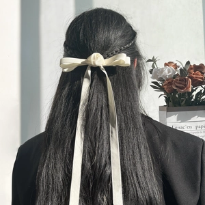 Barrette à cheveux élégante en satin crème avec nœud papillon, rose et longs rubans