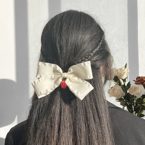 Barrette à cheveux avec nœud en soie crème à volants et pendentif fraise rouge pour femmes
