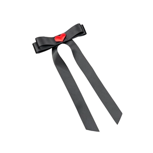Elegante fermaglio per capelli in raso nero con cuore rosso e lunghi nastri di seta