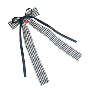 Pince à cheveux nœud à carreaux avec pendentif fraise et ruban pour femme
