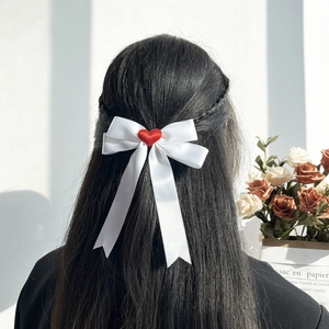 Elegante fermaglio per capelli in raso bianco con cuore rosso 3D e nastri lunghi