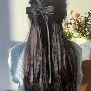 Eleganter schwarzer Spitzen-Schleifen-Haarclip mit langen Bändern am Haar