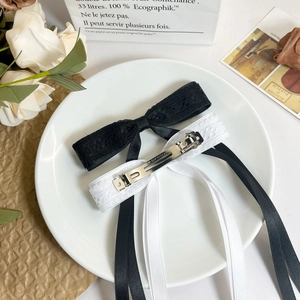 Elegantes Set aus schwarzen und weißen Spitzen-Haarspangen mit langen Bändern im Set