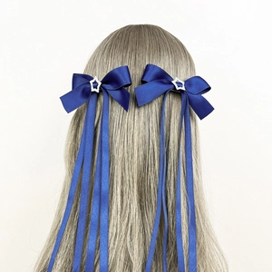 Barrette nœud bleu avec étoile argentée et longs rubans sur cheveux détachés