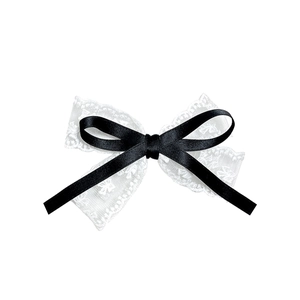 Elegante witte kant strik haarpeld met een smal zwart satijnen lint in retro stijl