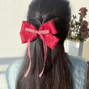 Elegante fermaglio per capelli con fiocco rosso, bordi a balze e nastro a quadri per donna
