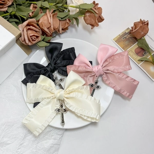 Lot de trois barrettes nœuds en satin avec croix gothiques argentées en noir, rose et blanc