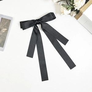 Detailansicht der schwarzen Satin-Haarschleife mit langen Bändern und glatter Textur