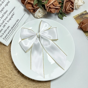Eleganter weißer Satin-Haarclip mit Goldsaum und Schleife im schicken französischen Stil