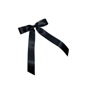 Elegante zwarte satijnen strik haarklem met lange linten voor een zoete minimalistische stijl