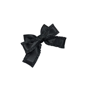 Barrette à cheveux élégante en satin noir avec bords volantés sur fond blanc