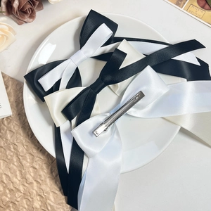 Pince à cheveux nœud en satin double couche avec longs rubans noirs et blancs