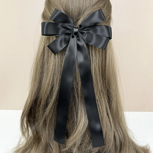 Élégante grande pince à cheveux nœud en satin noir avec longs rubans soyeux